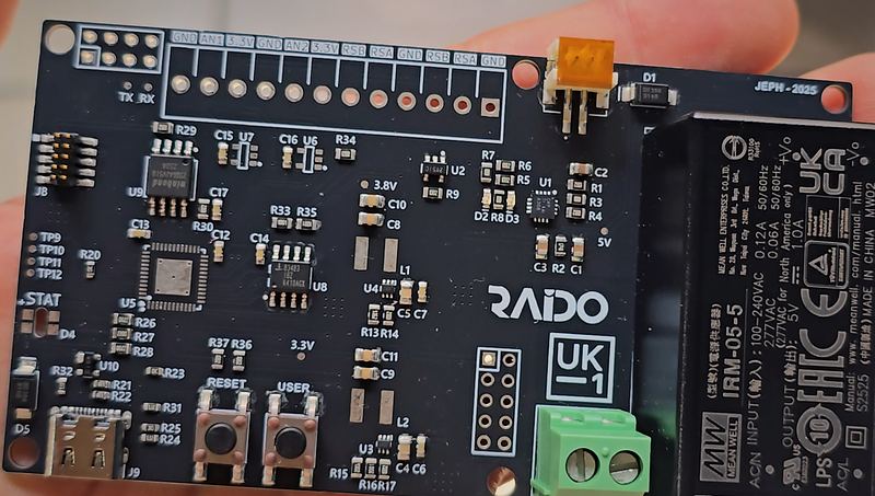 Tarjeta UK1 de Raido Electronics con fuente de alimentación y bornes de conexión
