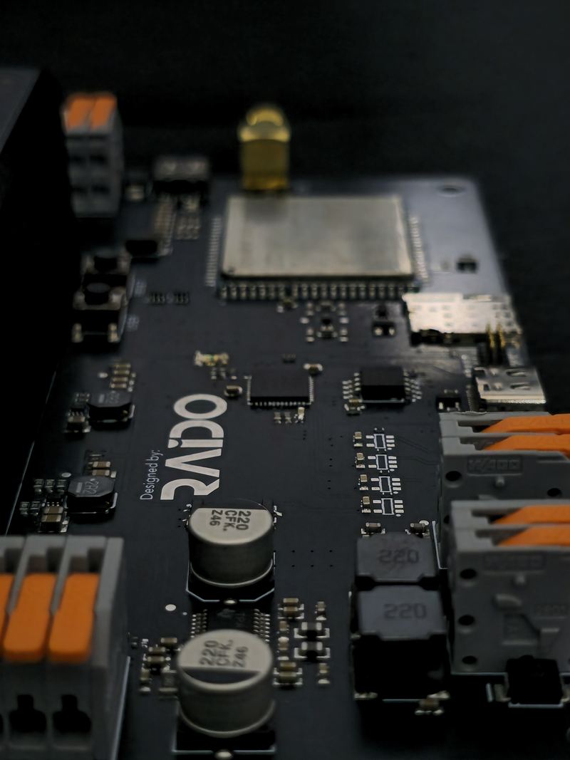 PCB de Raido Electronics con módulo cellular, conector SMA y el serigrafiado Designed by RAIDO